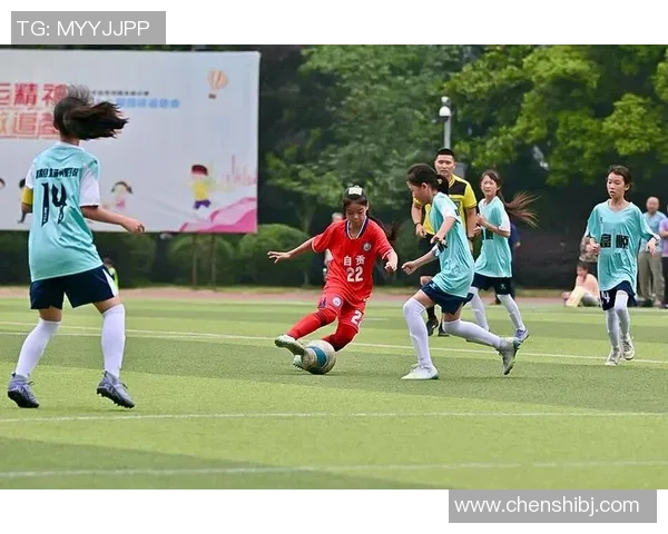 足球明星身边的球童背后的故事与梦想如何点亮绿茵场的未来 足球明星身边的球童背后的故事与梦想如何点亮绿茵场的未来